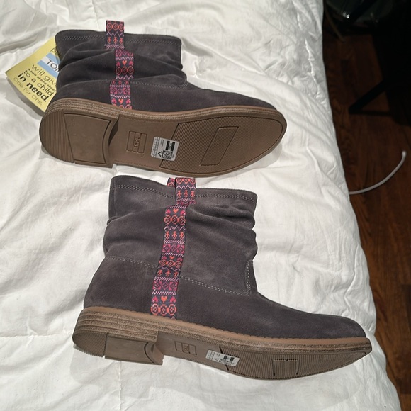 Brand new Toms youth boot
Laurel Castlerock grey suede 

In box never worn - Picture 2 of 8